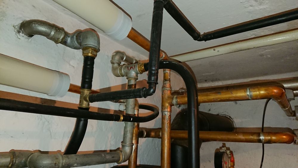 ungedämmt, Vorlauf rechtes vertikales Kupferrohr, Vorlaufsensor ist am Strang welcher nach rechts abgeht
