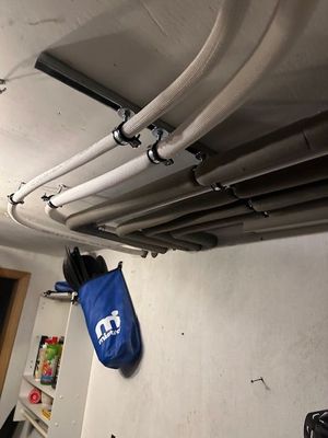 die Leitungen in der Garage (2x Kältemittel, der Rest Wasser würde ich sagen