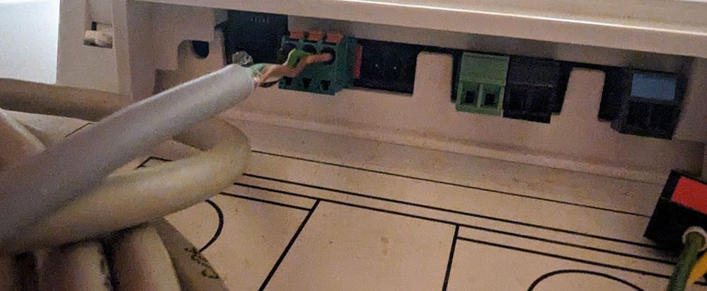 Vitovent - LB1 ausgesteckt und Vitocal Verbindungskabel eingesteckt.jpg