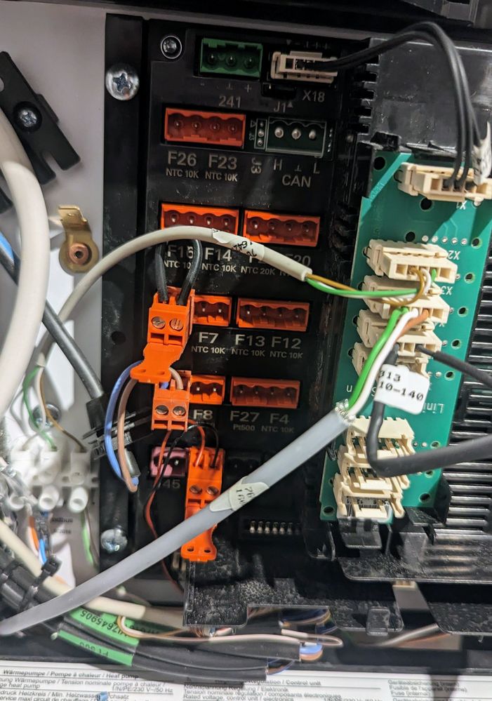 Vitocal - Platine eingebaut und verbunden.jpg