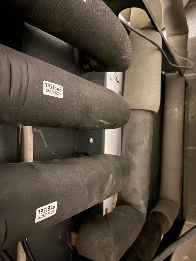 An der Wärmepumpe gibt es keine (sichtbaren) Absperrungen zu Zu- / Rückleitung zum Pufferspeicher