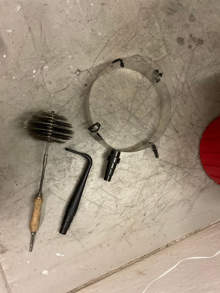 Wozu dient die Rotationsbürste. Mein Heizungsmonteur warnt davor, es darf nur eine Kunststoffbürste für den Brennerraum benutzt werden! Ist da korrekt.