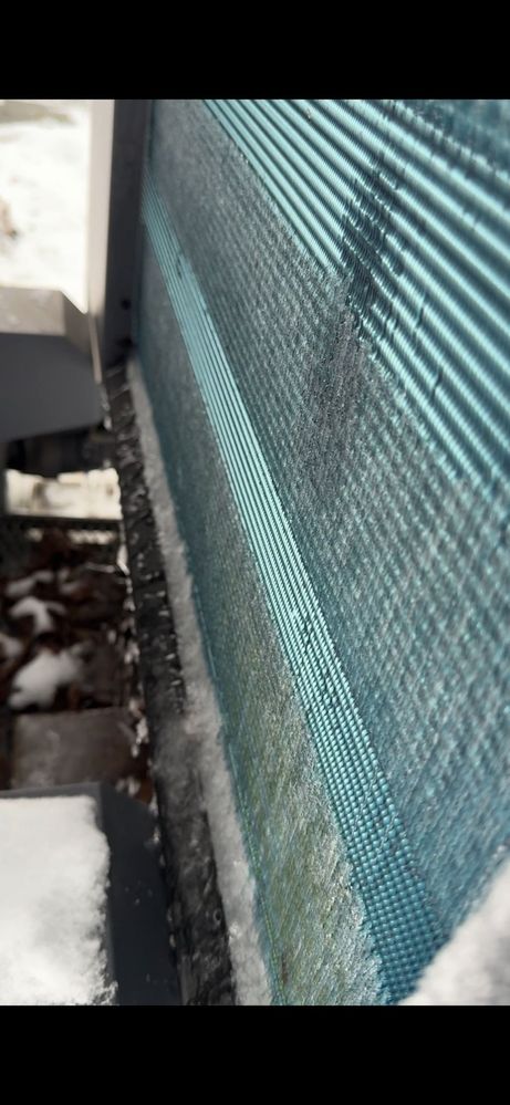 Eisschicht Außeneinheit. tauwasser fließt über die Eisschicht hinten an der Außeneinheit hinunter.