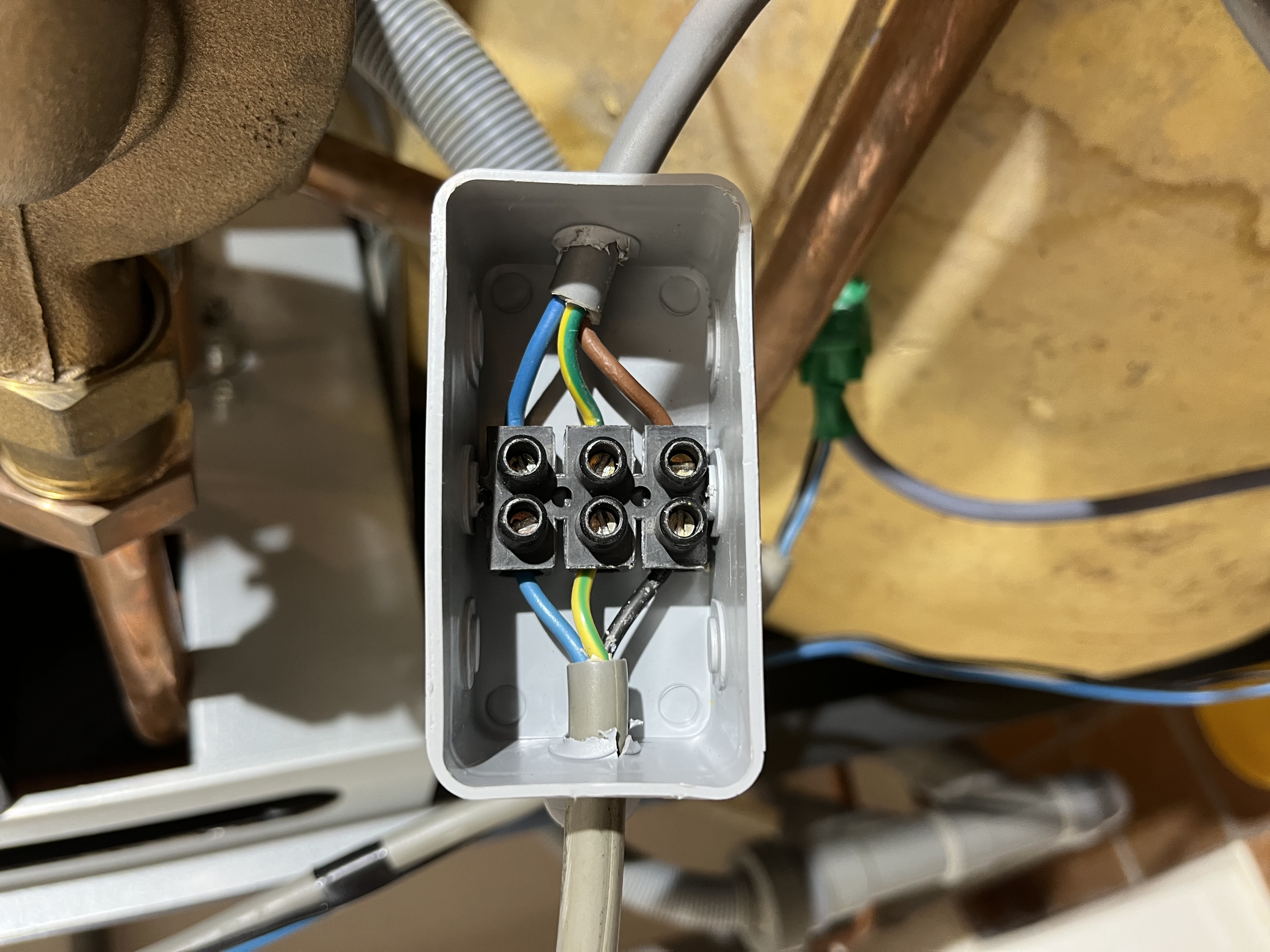 Netzkabel_230V_Verbindung-nach_Verbesserung.jpg